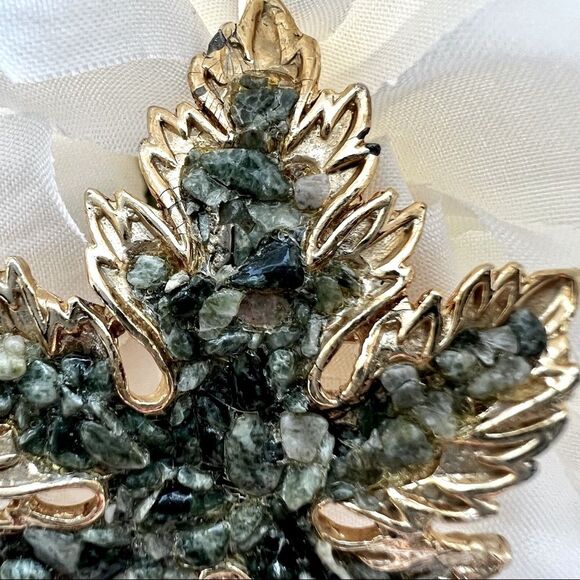 Vintage Retro Jade Stone Gold Tone Maple Leaf Brooch - Picture 2 of 9